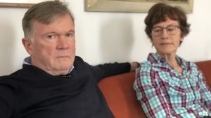 Lars och Inger Hassel tar ensamma hand om sin 28-åriga son. - I alla papper så är han frisk. Han har legat här i ett år. Utan ett sjukintyg. Lars och Inger Hassel har en son som har ME/CFS.