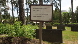 Begravningsväsendet håller på att plantera nya blommor och vid blommorna fanns en skylt med texten "Förbjudet att ta". en skylt på gravgården där det står att förbjudet att ta