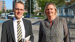 Oscar Taimitarha och Laila Andersson. Oscar Taimitarha och Laila Andersson poserar i solen.