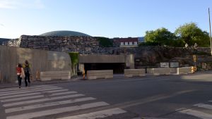 Tempelplatsens kyrka har nyligen fått betongblock framför ingången. Betongblock framför ingången till Tempelplatsens kyrka.