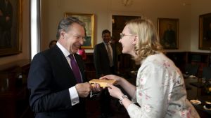 Ilkka Kanerva tog på fredagen emot riksdagens silvernyckel av talman Maria Lohela. Ilkka Kanerva får ta emot riksdagens silvernyckel av talman Maria Lohela