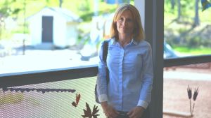Charlotte Lindh, chef för småbarnspedagogik i Raseborg, är glad över det positiva betyget för dagvården. Charlotte Lindh, chef för småbarnspedagogik i Raseborg, på gården vid Solbacka daghem i Karis.