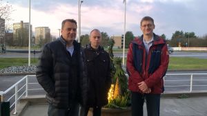 Från vänster: Petri Ahti, Ilkka Latinen och Kari Mäkinen. kari mäkinen, ilkka latinen och petri ahti står utanför åbo vattenförsörjning abs byggnad