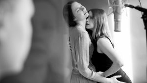 Kajsa Ek och Sara Soulié spelar fram homoerotik trovärdigt och utan att vara klibbigt. Här under uppsyn av Iida Kuningas som spelar regissören som iscensätter sina sexuella erfarenheter. Radioteaterns "Något annat". Kajsa Ek och Sara Soulié på bild.