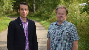 Kommunstyrelseordföranden Henrik Wickström (SFP) letar nu efter en efterträdare till kommundirektör Jarl Boström (till höger). Henrik Wickström och Jarl Boström