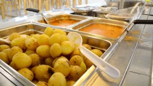 Det behövs saneringar i flera av köken i Raseborg. Potatis och köttbullar väntar på hungriga elever i skolmatsal.