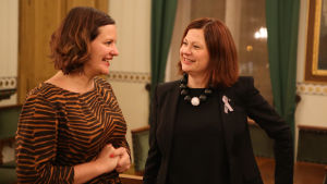 Stadsfullmäktiges ordförande Elina Rantanen och Åbos nya stadsdirektör Minna Arve. Elina Rantanen och Minna Arve
