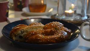 Det har hunnit bli många goda fikastunder tillsammans sedan Helga Rajala matchades ihop med familjen Sundén. bulle