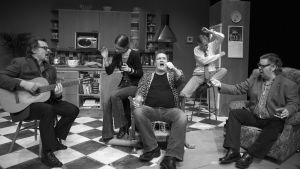 Det gamla bandet tar ton. På bilden Niklas Häggblom, Sara Soulié, Max Bremer, Robert Enckell och Sam Huber. Foto från Teater Mars Fylla sex 2.0 på Universum.
