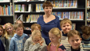Karin Erlandsson umgicks med barnen i huvudbiblioteket. Karin Erlandsson med skolelever