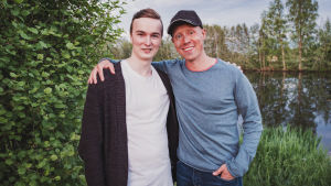 Kållbybon Aron Lassfolk som tipsade Egenland om Fiskets natt. Här tillsammans med programledaren Nicke Aldén. Aron Lassfolk som tipsade Egenland om Fiskets natt tillsammans med programledaren Nicke Aldén.