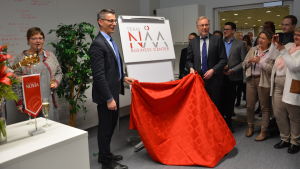 ÅA:s rektor Mikko Hupa och yrkeshögskolan Novias rektor Örjan Andersson avtäcker den nya logon. ÅA:s rektor Mikko Hupa och yrkeshögskolan Novias rektor Örjan Andersson avtäcker den nya logon.