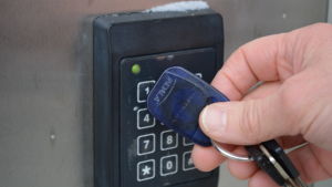 Det är inte komplicerat att använda passerkortet. Man lägger nyckeln mot det elektroniska låset så låses dörrarna upp. Ett lås som öppnas med en elektronisk nyckelbricka.