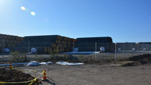 Massor av Nord Streams rör finns uppradade på Koverhars industriområde. En bild på massor av stora rör som är uppradade innanför ett stängsel. Himmelen är blå.