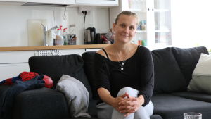 Då när pojkarna Aamos och Alvar sover tar Malin Gullqvist en stund för sig själv. föräldern malin gullqvist sitter i soffan hemma hos sig med ett vitt kök i bakgrunden.