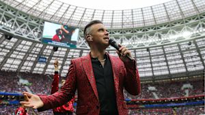 Robbie Williams stod för underhållningen i Moskva före VM körde igång. Robbie Williams under invigningsceremonin till fotbolls-VM 2018.