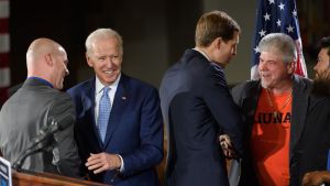 USA:s tidigare vicepresident Joe Biden (andra från vänster) deltog i demokraten Conor Lambs (tredje från vänster) valmöte i Pittsburgh, Pennsylvania den 6 mars. USA:s tidigare vicepresident Joe Biden (andra från vänster) deltog i demokraten Conor Lambs (tredje från vänster) valmöte i Pittsburgh, Pennsylvania den 6 mars.