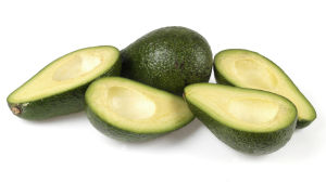 Tänk dig avokadon som knaprig. Fleara avokado halverade och upplagda.