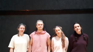 Projekt S ensemblen står samlade. Från vänster: Tinja Sabel, Kalle Halmén, Alexandra Mangs och Annika Åman. Teatergruppen Unga scenkompaniet står mot en vägg.