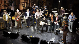 Family Meeting: juhlakonsertissa lavalla oli ahdasta. Wentus Blues Band 20-vuotiskonsertissa Aleksanterin teatterissa Helsingissä. Kuva dokumenttielokuvasta Family Meeting.