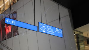 En del bussar stannar utanför på Biskopsbron, eftersom Mattby bussterminal inte har tillräcklig kapacitet. skylt i iso omena som visar mot biskopsbron