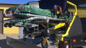 Ambulansbussarna är utrustade med bårar och liggplatser för patienter som behöver det. En automatisk bår för en ambulansbuss.