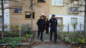 Londonpolisen avslöjade år 2013 ett uppmärksammat fall av modernt slaveri i stadsdelen Brixton där två personer höll tre kvinnor som slavar i trettio år i sitt radhushem Brittisk polis avslöjade år 2013 ett uppmärksammat fall av modernt slaveri i Brixton i London. Två personer hade hållit tre kvinnor som slavar i trettio år i sitt radhushem