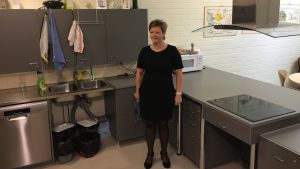Rektor Ann-Christine Loo-Örn i det nya undervisningsköket i Haga skola.