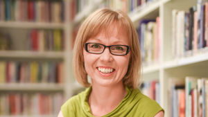 Minna Levälahti jobbar som mediespråkvårdare på bland annat Svenska Yle. Porträttbild på Minna Levälahti.