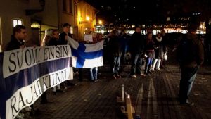 Suomi Ensin demonstrerade mot invandringen i höstas i Åbo och krävde att gränserna stängs. Demonstranter utanför stadshuset i Åbo.