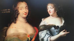 Riikka-Maria Pöllän väitöskirjan 2017 kansikuva. Maalaukset: Louis Ferdinand Elle nuorempi: Ninon de Lenclos. Châteaux de Versailles et de Trianon. © RMN-Grand Palais & Claude Lefèbvre: Madame de Sévigné (1665). Hôtel Carnavalet, Paris. © RMN-Grand Palais. Riikka-Maria Pöllän väitöskirjan kansikuva: ranskattaret kurtisaani Ninon de Lenclos ja kirjailija Mme de Sévigné.