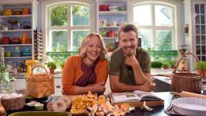 Programledare Elin Skagersten-Ström och Paul Svensson i köket år 2015. Elin Skagersten-Ström och Paul Svensson i köket på Strömsö.