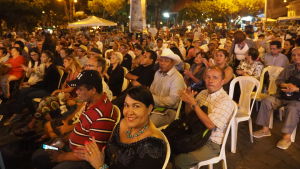 Enligt arrangörerna lockar den internationella poesifestivalen i Granada, som varar en vecka, en publik på cirka 40 000 personer. Många människor sitter och applåder<ar på poesifestival i Lantiamerika. Kvinna ser in i kameran