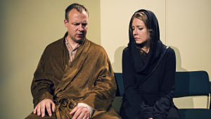 Far och dotter, spelade av Jonas Bergqvist och Alexandra Häggman. Far och dotter, spelade av Jonas Bergqvist och Alexandra Häggman.