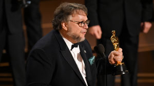 En rörd Guillermo del Toro på Oscarsgalan. Närbild på Guillermo del Toro på Oscarsgalan 2018.
