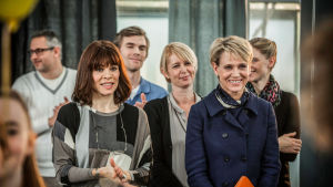 Rita är inte rädd att stöta sig med skolans ledning. På bilden rektor Helle (Ellen Hillingsø) och fullmäktigeordförande Alice (Charlotte Fich). Karaktärerna Helle och Alice med anträngda miner och människor runt omkring sig.