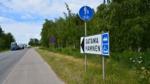 Skylt vid korsningen av Blå vägen och Såggatan. Skylt som pekar mot Vasa hamn, utanför Wasalandia.