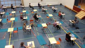 Det är fullständigt normalt att känna sig stressad inför skrivningarna. Eleverna i Vasa övningsskolas gymnasium testade det elektroniska studentprovet i modersmål.