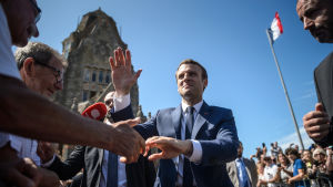Emmanuel Macron kan känna sig segerviss. Frankrikes president Emmanuel Macron hälsar på väljare.