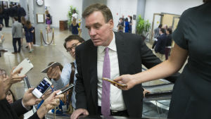 Den demokratiska senatorn Mark Warner anklagar Twitter för naivitet inför och efter presidentvalet i fjol Den demokratiska senatorn Mark Warner anklagar Twitter för naivitet inför och efter presidentvalet i fjol