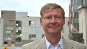 Kommundirektör Mikael Grannas med nybyggen i Nickby i bakgrunden. Sibbos kommundirektör Mikael Grannas