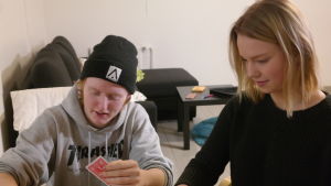 Casper Börman och Erin Lindblom umgås ofta på ungdomsgården i Västanfjärd. Kasper Börman och Erin Lindblom spelar kort