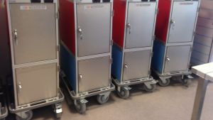 Skåp för transport av mat till utdelningskök. I de här lådorna transporteras maten till andra platser.