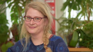 Anni Pöyhtäri anser att tjänstemännen i Raseborg pratar riktigt bra finska. Det har inte hänt att hon inte skulle ha fått service för att ingen har behärskat språket. En kvinna som heter Anni Pöyhtäri.
