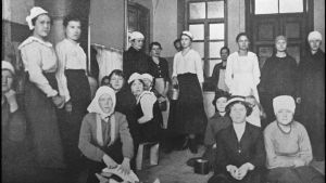 Röda kvinnliga fångar i sin barack på Sveaborg 1918. Kvinnliga fångar på Sveaborg 4.5.1918.