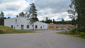 Merituulen koulu. Vid Merituulen koulu i Ingå kunde trafiken slussas säkrare.