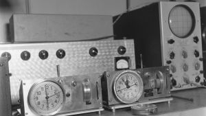 Radion Syncro-Clock-keskuskellot ja signaalin tarkkailuun tarkoitettu oskilloskooppi 1944. Radion Syncro-Clock-keskuskellot sekä oskilloskooppi entisessä kassaholvissa Fabianinkadulla 1944.