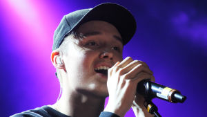 Jessica tycker både om att lyssna på, och fota, Isac Elliot. Isac Elliot sjunger.