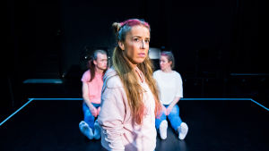 Alexandra Mangs (i förgrunden) tillsammans med Kalle Halmén och Tinja Sabel. Unga Scenkompaniet på scen