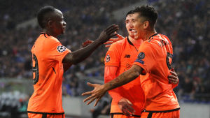 Sadio Mané, Jordan Henderson och Roberto Firmino firar Liverpools 4–0-mål. Sadio Mané, Jordan Henderson och Roberto Firmino firar Liverpools 4–0-mål.